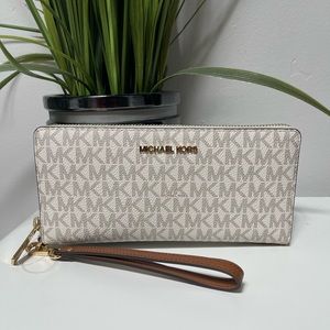 MICHAEL Michael Kors Jet Set Large Continental zip around wristlet/wallet